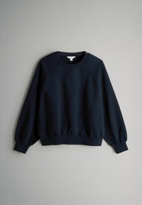Marineblauwe sweatpullover van zacht materiaal, met een ronde hals, raglanmouwen en elastische boorden en onderkant voor een relaxte pasvorm.
