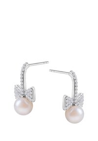 Srebrne kolczyki z perłowym kroplą, zaprojektowane z akcentem w postaci kokardy i przejrzystymi cyrkoniami wzdłuż zapięcia, dla dodatkowego blasku.