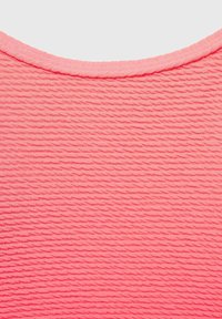 Tkanina s tank topom v svetlo roza barvi z teksturiranim vzorcem horizontalnih valov in okroglim izrezom. Mehak material z gladko površino.