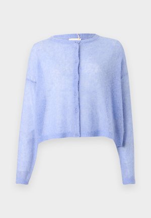 Ανοιχτό μπλε χνουδωτό cropped ζακέτα με κουμπιά στη μέση και μακριά μανίκια σε λευκό φόντο.