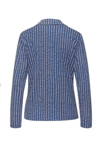 Plava jakna s dugim rukavima i ovratnikom, koja ima teksturirani uzorak okomitih bijelih pruga. Pogled s leđa prikazuje opušteni kroj.