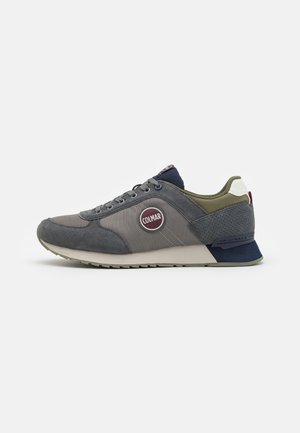 Baskets Colmar gris et vert olive avec détails en mesh et en suède, logo rond sur le côté, semelle blanche et fermeture à lacets, vues de l’intérieur.