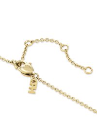 Collana in oro con chiusura a forma di cuore e un piccolo ciondolo appeso con le lettere intrecciate "P" e "H".