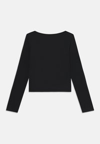 Čierny top s dlhým rukávom a skráteným dizajnom. Vyrobený z hladkej, elastickej látky. Disponuje širokým výstrihom a minimálnymi švami.