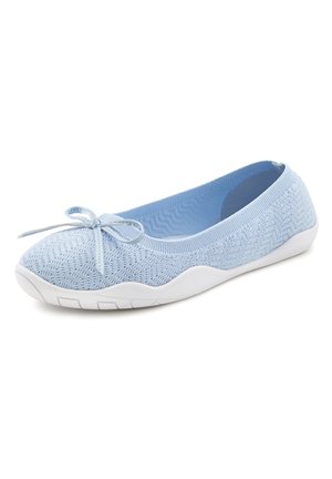 Hellblauer gestrickter Ballerina mit strukturiertem Muster, runder Spitze, weißer Gummisohle und einem dekorativen Schleifenmotiv auf der Vorderseite.