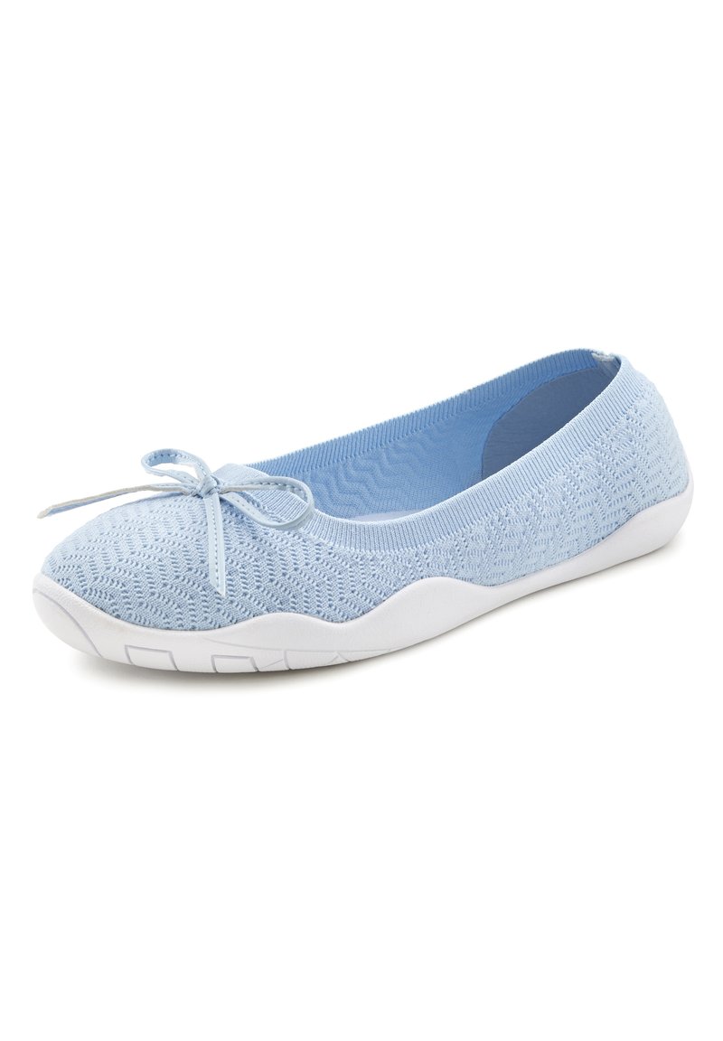 Ballerine lavorate a maglia azzurro chiaro con un motivo testurizzato, punta arrotondata, suola in gomma bianca e un fiocco decorativo sul davanti.