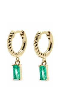 Goldfarbene Hoop-Ohrringe mit einem gedrehten Design, die smaragdschliffene grüne Edelsteine von jedem Ring hängen haben.