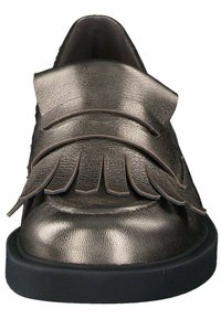 Metallic pronksist valmistatud loafersid, mille ülaosas on kihiline frantsi üksikasjaga. Ümar nina ja must kummitald. Sile tekstuur ja rafineeritud disain.