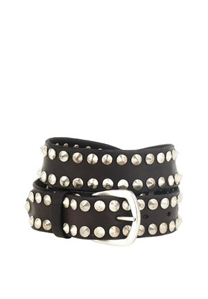 Cintura in pelle nera arrotolata con tre file di borchie in metallo argentato uniformemente distanziate e fibbia rettangolare argentata.