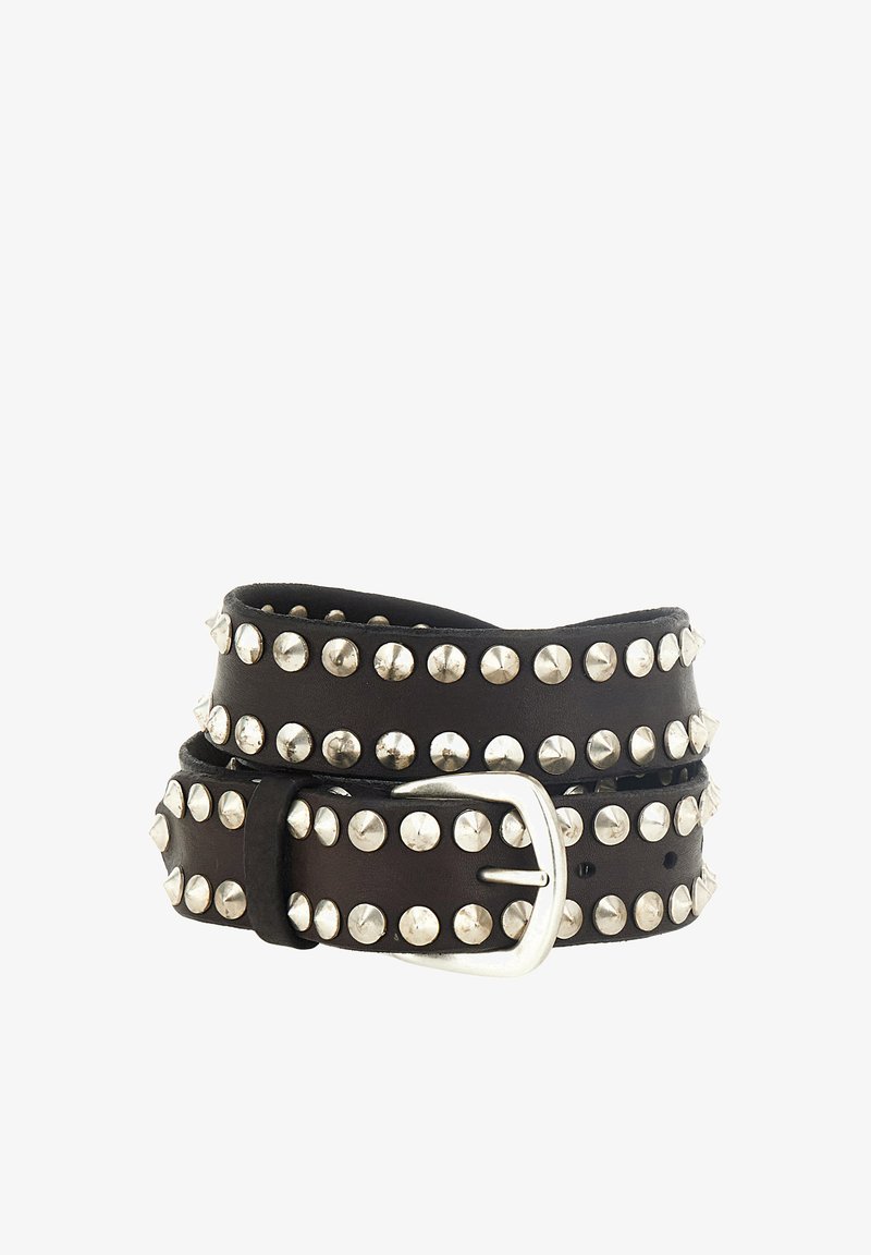 Cintura in pelle nera arrotolata con tre file di borchie in metallo argentato uniformemente distanziate e fibbia rettangolare argentata.