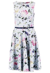 Blommig klänning i ljusblått tyg, med en figursydd överdel, utsvängd kjol och ett marinblått bälte med en rund spänne, som visar rosa och lila blommor.