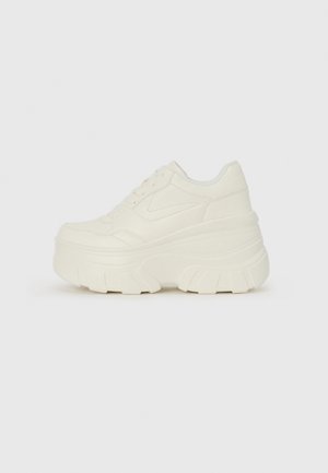 Trainers - white