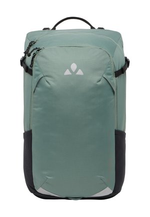 Sac à dos vert clair avec une finition texturée, présente des accents noirs, des bretelles ajustables et des fermetures à double zip. Logo sur le panneau avant.