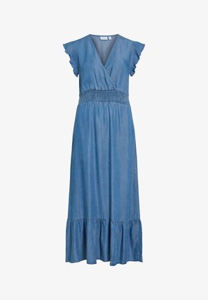 Robe midi en denim bleu avec col en V, manches courtes à volants, taille smockée et détail froncé à l'ourlet.
