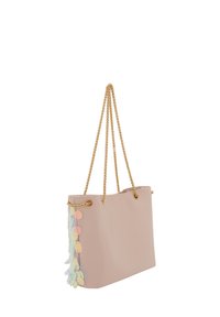 Rosa totebag lavet af glat materiale, med en guldkæde-strop og farverige cirkulære detaljer på den ene side. Rummelig design med en struktureret form.