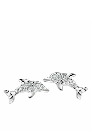 Orecchini a forma di delfino argentato, ciascuno decorato con piccoli gioielli trasparenti lungo il corpo, su sfondo bianco.