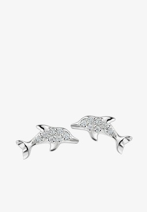 Boucles d'oreilles en forme de dauphin argenté, chacune ornée de petits pierres précieuses claires le long du corps sur un fond blanc.