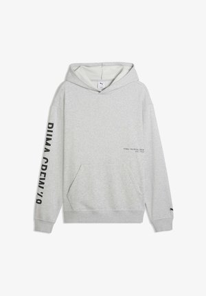 Grauer Kapuzenpullover aus weichem Stoff, mit einer Kängurutasche, Kapuze mit Kordelzug und schwarzem Schriftzug "PUMA CREW '89" auf dem Ärmel.
