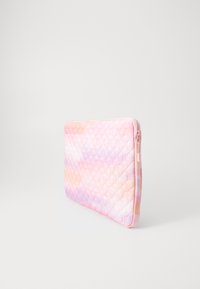 Vatteret laptop sleeve i pastell pink gradient med diamantmønster, lynlåslukning i toppen og blød tekstur.
