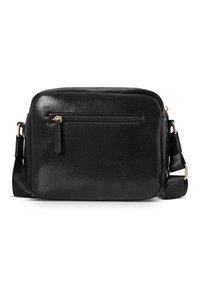 Borsa a tracolla rettangolare nera realizzata in ecopelle lucida. Presenta una tasca con zip anteriore e hardware in tono oro. Include una tracolla regolabile.