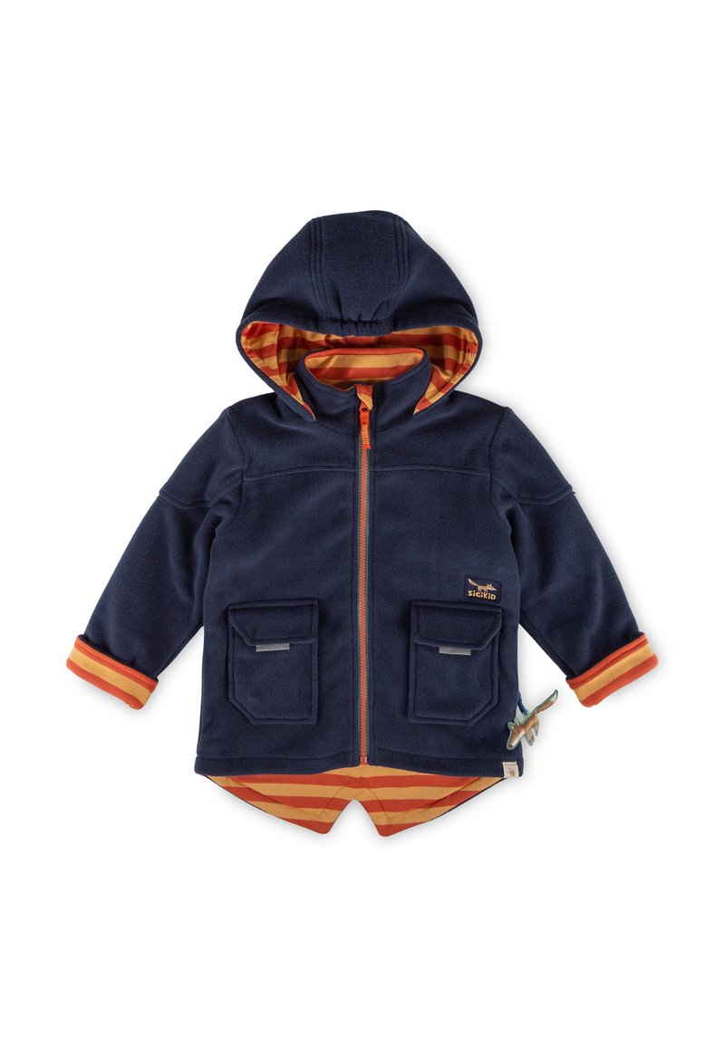 Marineblaue Fleecejacke mit Kapuze, orangefarbigem Reißverschluss, gestreiftem Innenfutter und zwei vorderen Taschen. Akzentuiert mit kontrastierenden orange- und gelbfarbenen Bündchen.
