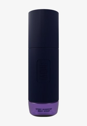 Bouteille de spray cylindrique côtelée noire avec base violette portant l'étiquette "Sport Recovery Body Spray" sur fond blanc.