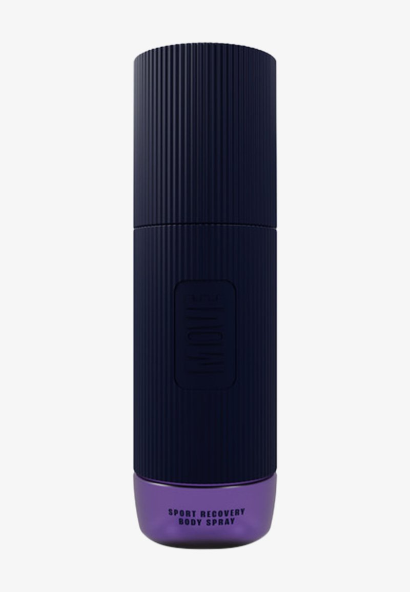Bouteille de spray cylindrique côtelée noire avec base violette portant l'étiquette "Sport Recovery Body Spray" sur fond blanc.