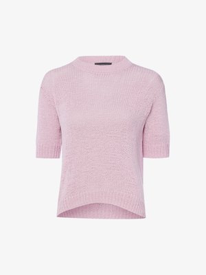 Miękki różowy sweter z krótkim rękawem, okrągłym dekoltem i nieco dłuższym tylnym brzegiem.