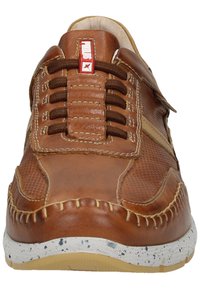 Zapatillas de cuero marrón con una superficie texturizada, cordones marrones, costuras en contraste y una suela de goma moteada en blanco y marrón claro.