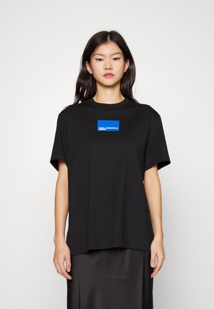 REGULAR LOGO TEE - Apdrukāts T-krekls - black