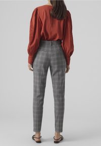 Vero Moda Spodnie materiałowe