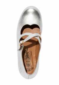 Scarpa Mary Jane argento con design scallopato, cinturino incrociato e accessorio in metallo dorato. L'interno in pelle presenta una soletta illustrata.