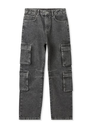 Pantalon cargo en denim noir délavé avec bouton à l'avant, cinq poches dont deux grandes poches à rabat sur chaque jambe, jambes droites.