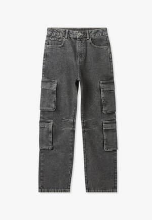 Pantalon cargo en denim noir délavé avec bouton à l'avant, cinq poches dont deux grandes poches à rabat sur chaque jambe, jambes droites.