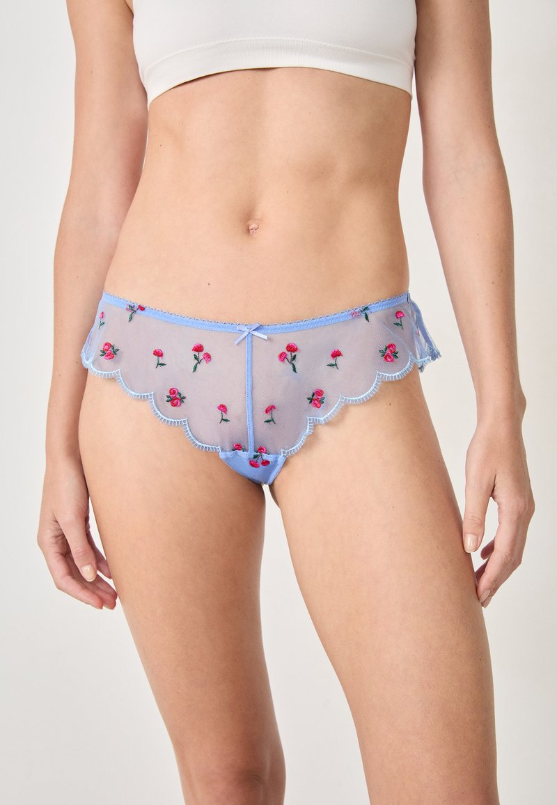 Bragas de malla transparente azul bordadas con patrones florales, bordes festoneados y un pequeño lazo en la parte delantera. Textura suave y diseño ligero.