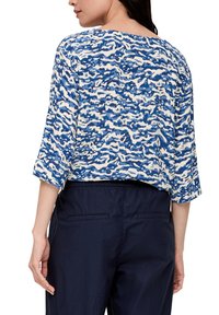 Korte mouwen, crop top in een blauw-wit abstract patroon, gemaakt van lichtgewicht stof met een losse pasvorm en ronde halslijn.