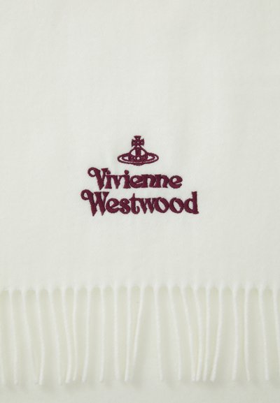 Valge kanga serv, millel on franged ääred, keskel tumepunase tikitud Vivienne Westwoodi logo ja orbimärgis.