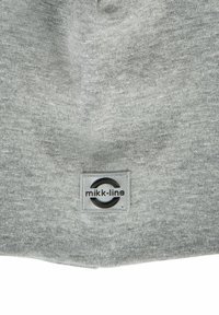 Tessuto a maglia grigio con un aspetto testurizzato, caratterizzato da un piccolo etichetta rettangolare con la scritta "mikk-line" in nero.