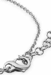 Bracciale in metallo argentato con anelli circolari interconnessi e dettagli della chiusura a forma di infinito texturizzata. Finitura lucida, design elegante.