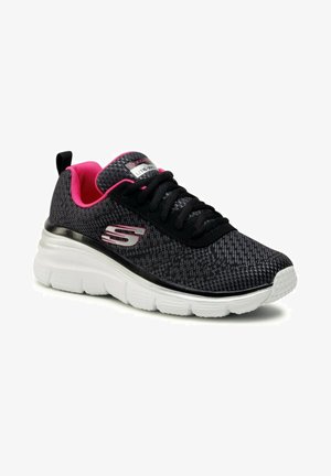 Zapatillas deportivas negras con acentos rosas, parte superior de malla, suela blanca acolchada, con un logo metálico y diseño de cordones.