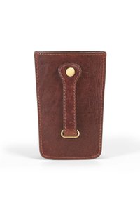 Pochette de téléphone en cuir marron avec un rabat et un système de fermeture à bouton pression en laiton. Présente un bord cousu et une boucle pour attache. Texture lisse.