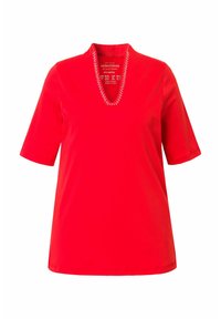 Rode tuniek met korte mouwen en een V-hals, versierd met kleine kralen. Gemaakt van een gladde stof; rechte, ontspannen pasvorm; minimalistisch ontwerp.