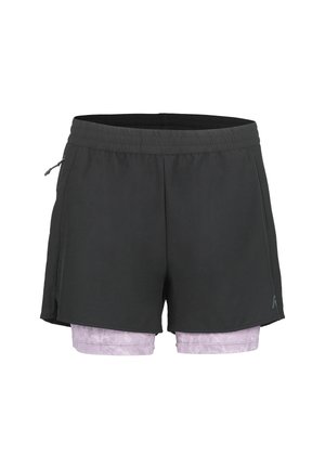 Zwarte buitenste sportshorts met elastische tailleband over lichtpaarse met patroon bedrukte binnencompressieshorts.