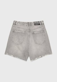 Shorts en denim gris taille haute avec des bords effilochés, deux poches arrière, des passants de ceinture et un patch de marque noir sur la taille.