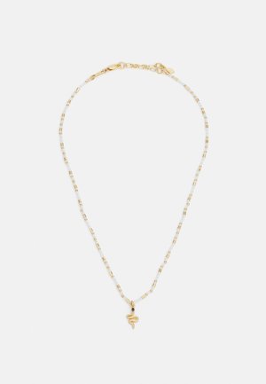 Collier délicat en perles alternant des perles blanches et dorées, avec un petit pendentif serpent en or aux yeux noirs, sur fond blanc.
