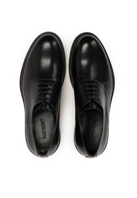 Melnas ādas kurpes ar gludu apdari, noapaļota purngala, ar auklām un teksturētu iekšējo zolīti. Iekšpusē ir smalka zīmola identifikācija.