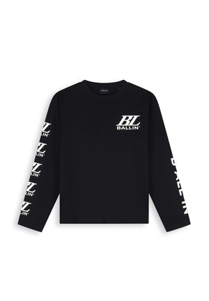 Zwart shirt met lange mouwen met wit "BL BALLIN'" logo op de borst en herhaald op de linker mouw, met "BALLIN" tekst op de rechter mouw.