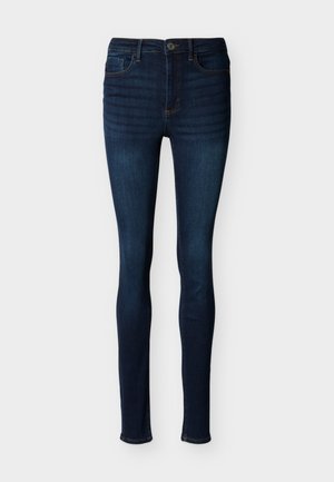 Tmavomodré úzke rifle s predným gombíkom a zipsom, dizajn s piatimi vreckami a viditeľným prešitím na jednoduchej bielej pozadí.