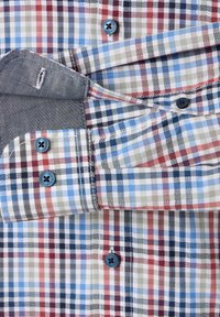 Karierte Baumwollbluse mit roten, blauen und grauen Quadraten. Hat blaue Knöpfe und einen grauen Kragenfutter. Strukturierte Manschetten mit kontrastierenden Mustern.