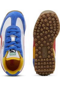 Tenisi Puma cu suede alb și albastru, accentuați cu detalii roșii și galbene. Talpă din cauciuc cu model circular. Șireturile și logo-ul vizibile pe limbă.